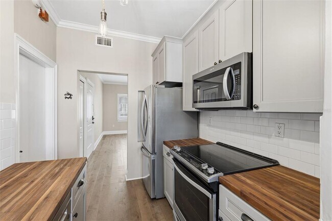 Building Photo - 2117 W Dekle Ave