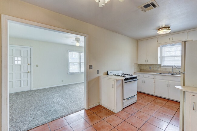 Building Photo - Welcome to the Bethany 2 Bedroom, a charmi...