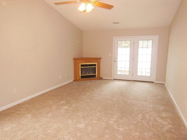 Building Photo - 2 Bedroom 2 Bath Townouse