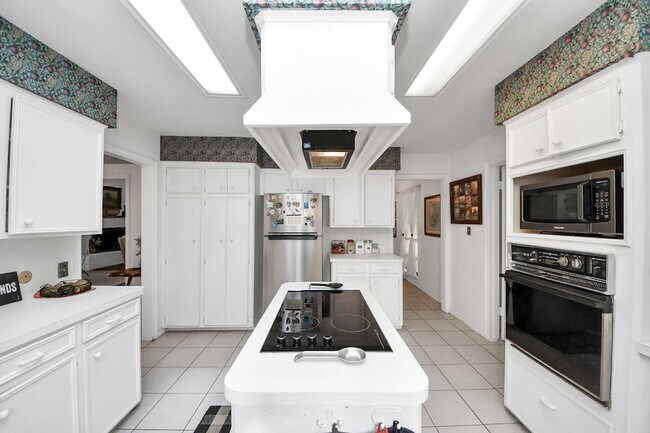 Building Photo - 17 Winged Foot Dr