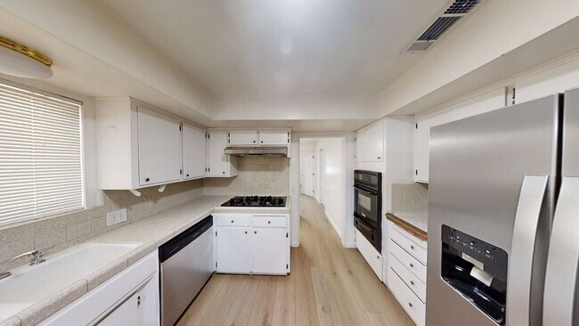 Building Photo - 34840 Iris Ln