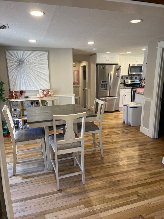 Building Photo - Cozy Cottage in Central Longmont