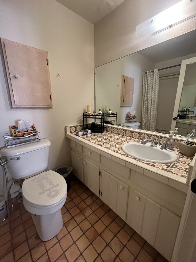 Building Photo - 405 Cam De La Placita