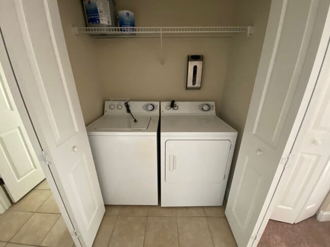 Building Photo - Beautiful Townhouse Style Apartment availa...