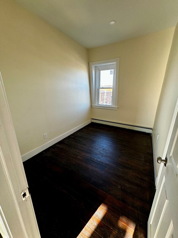 Building Photo - 33 Valley St