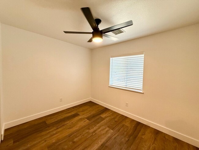 Building Photo - Newly Remodeled 2 bed 1 bath!