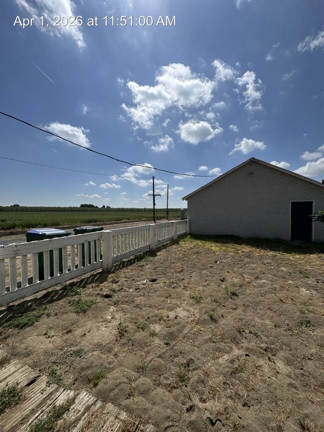 Building Photo - Country Home located in Tulare Available Now!!