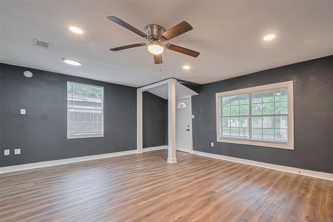 Building Photo - 2226 Rainbow Dr