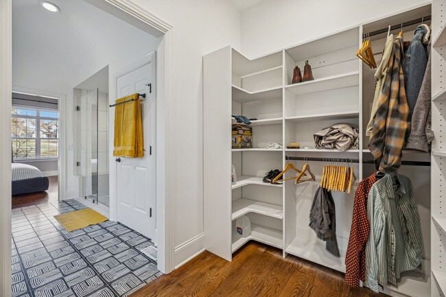 Building Photo - 594 Lake Haven Dr