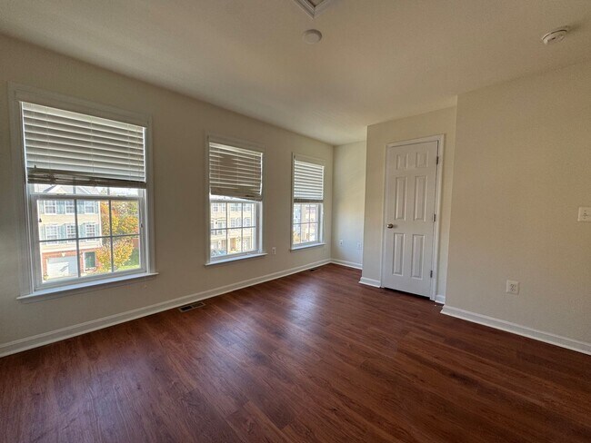 Building Photo - Stunning 3 Bed 3.5 Bath End Unit Townhome In Powells Run Village