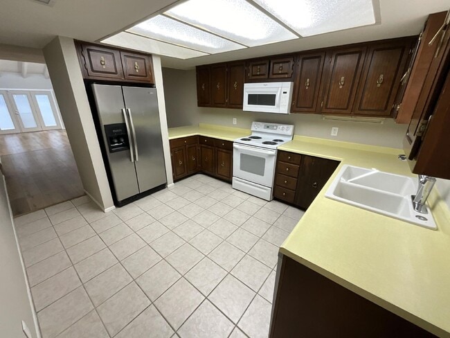 Building Photo - 3229 S Fairfield Dr