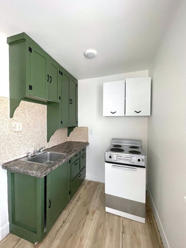 Building Photo - 112 N Plum St