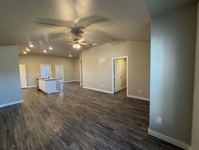 Building Photo - Pre leasing for July: 3/2 located in Upland Crossing!