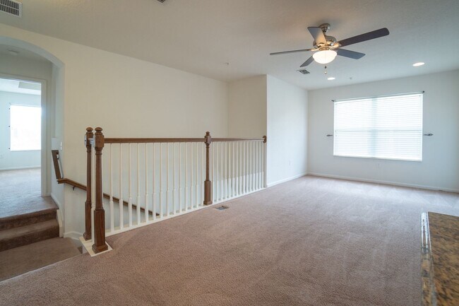 Building Photo - Beautiful 3/2.5 Townhome in gated communit...