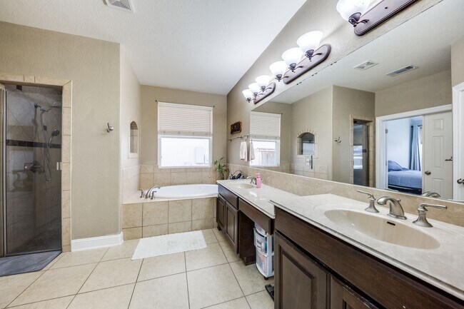 Building Photo - 4 Bedroom/3 Bathroom  Aviara Subdivision
