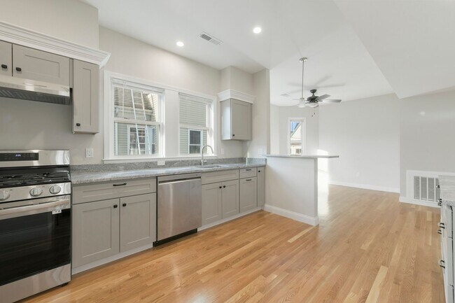 Building Photo - Renovated 4 bed 2 bath in Brighton!!!