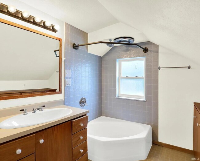 Building Photo - 916 E Maxwell Ln