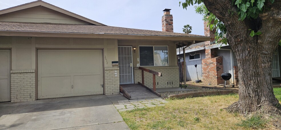 Primary Photo - 2612 El Parque Cir