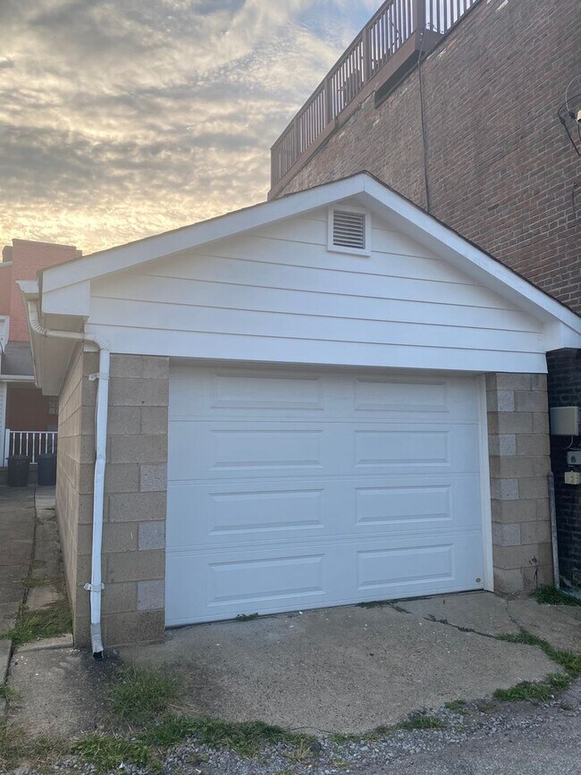 Building Photo - NEWLY RENOVATED 2 BEDROOM WITH GARAGE IN THE HEART OF SOUTHSIDE!