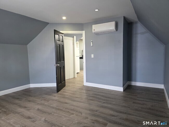 Building Photo - 979-981 Hancock Avenue Unit 3