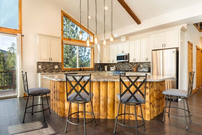 Building Photo - Stunning 4-Bedroom Home with Amazing Views, EV Charger & Solar in Big Bear!