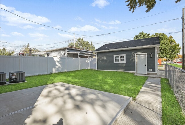 Building Photo - 2201 N 74th Ct