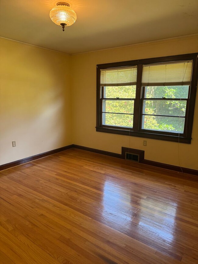 Building Photo - Fantastic Location & Price