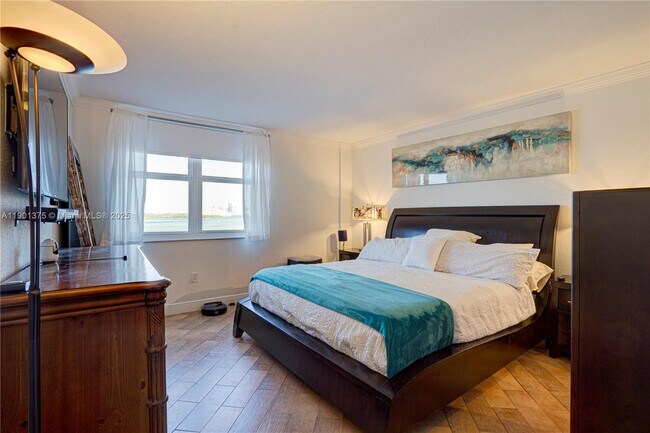 Building Photo - 10350 W Bay Harbor Dr