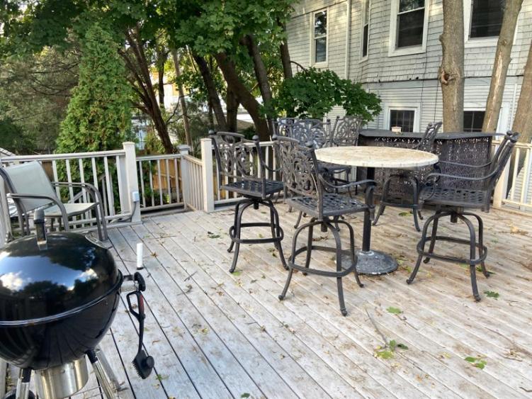Deck with shared furniture - 1560 E Irving Plz