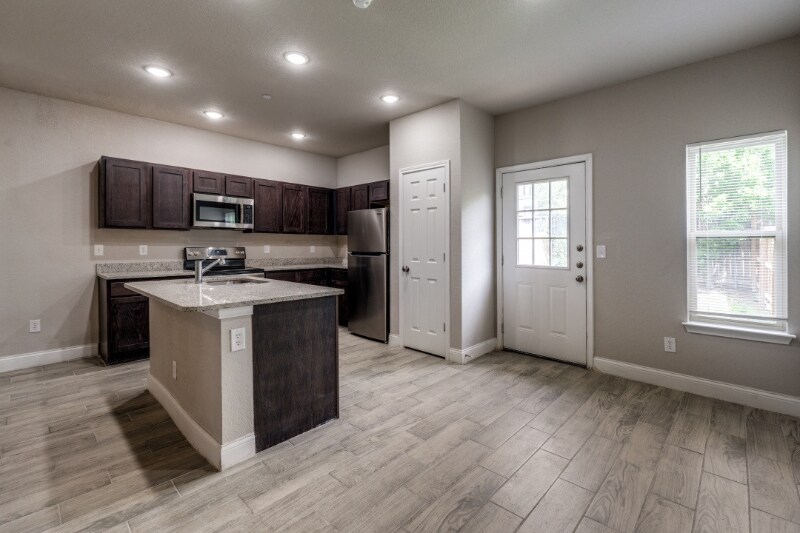 Building Photo - 7813 Savannah Brooks