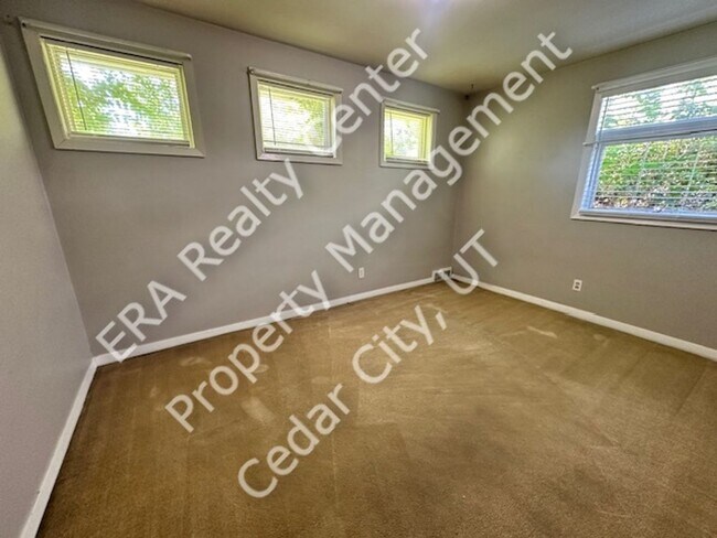 Building Photo - Move in Discount! Charming Ranch Style Single Family Home