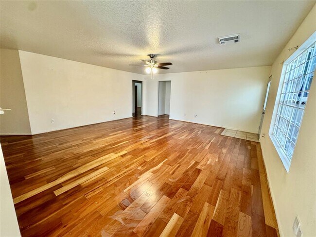 Building Photo - 2723 Packard Elm St