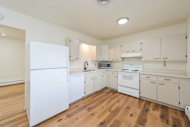Building Photo - Spacious 2-Bedroom Single-Family with Mode...