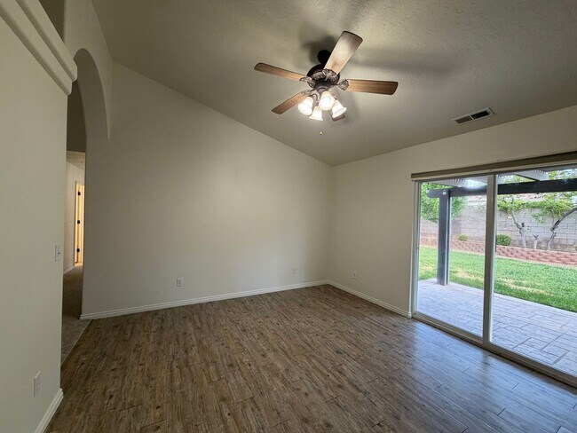 Building Photo - SPACIOUS HOME FOR RENT!