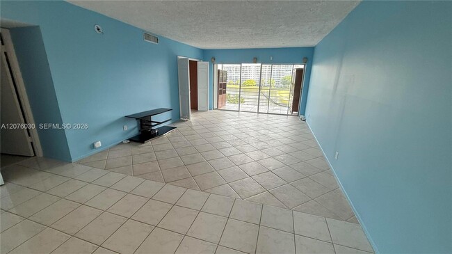 Building Photo - 2751 N Palm Aire Dr
