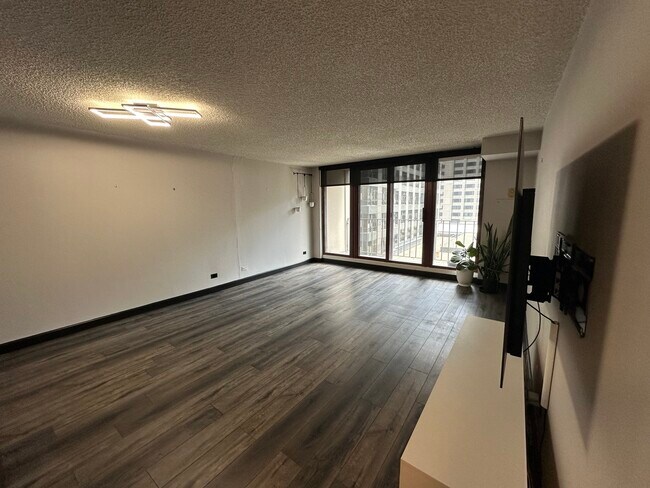 Building Photo - 200 N Dearborn St