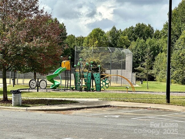 Building Photo - 5415 Amado St