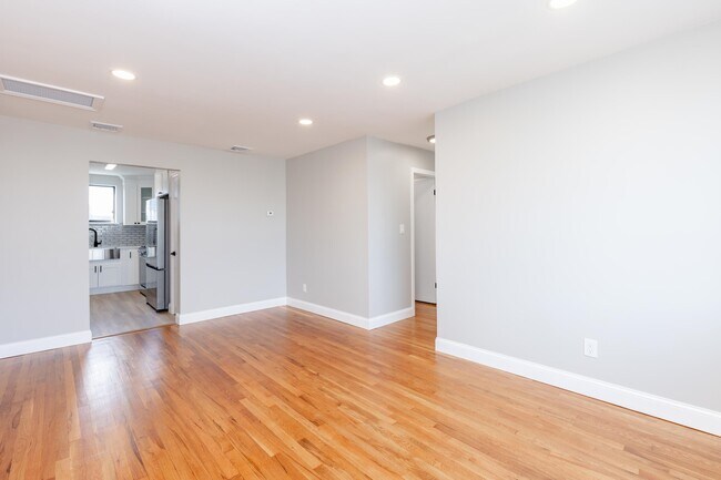 Building Photo - 100 Lakeview Ave