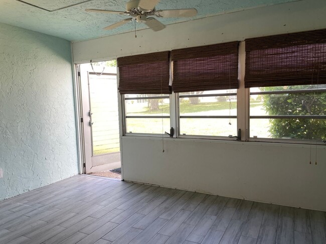Building Photo - Beautifully renovated! 2 Bed, 2 Bath corne...