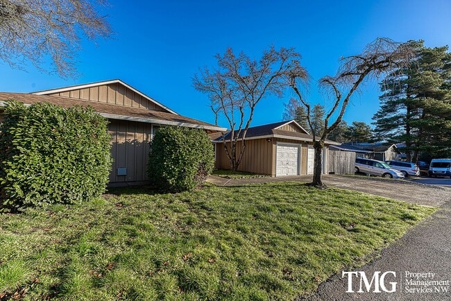 Building Photo - Tucked away 2 Bed 1 Bath Duplex in Hillsboro