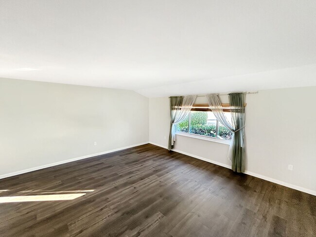 Building Photo - Beautiful 4BD/2BA W/ Attached Garage in Cl...