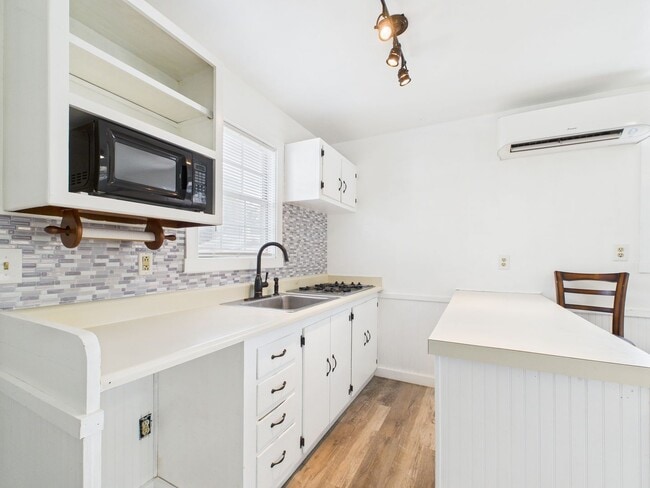 Building Photo - Cozy Guest House