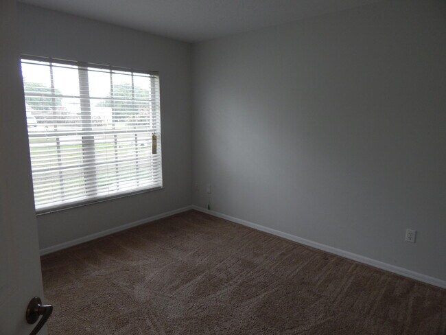 Building Photo - 132 SW Elderberry Dr