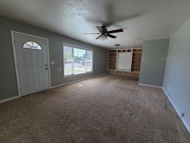 Building Photo - Unique single family home with a detached ...