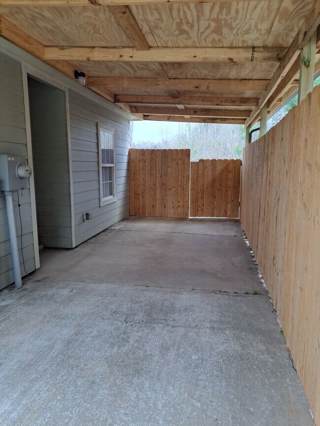 Building Photo - 4 BD/4 BA Located in Countryview Village.