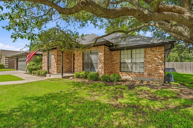 Building Photo - Beautiful large 3 bedroom home