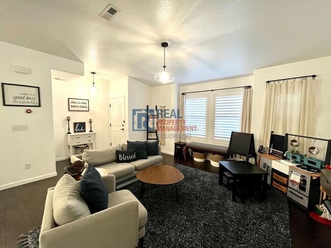 Building Photo - 5676 Shamrock Heights