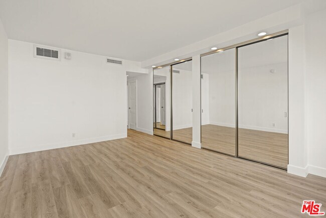 Building Photo - 10450 Wilshire Blvd