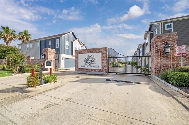 Building Photo - 5443 Camaguey St