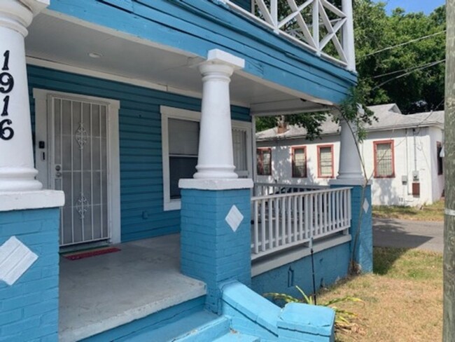 Building Photo - Beautiful Historic Home